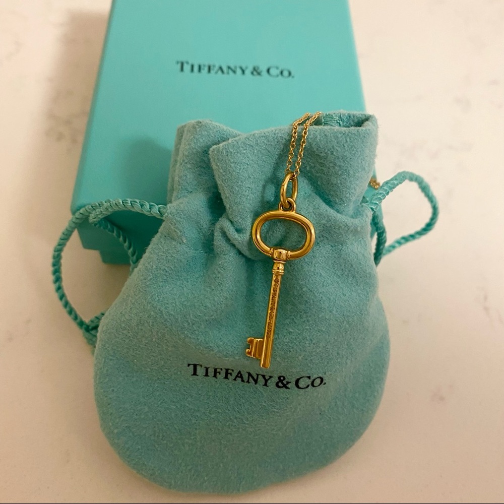 AUTHENTIC TIFFANY
18K Yellow Gold Small Oval Key Pendant